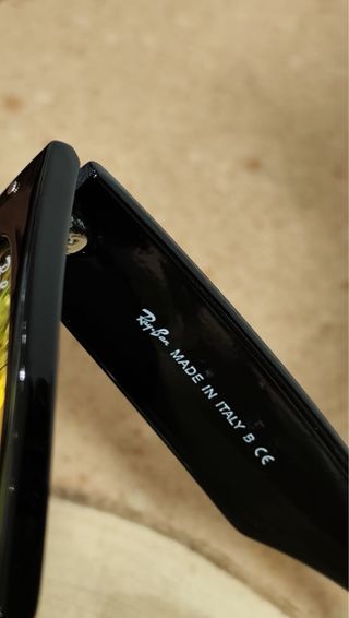 Gafas de sol Ray-Ban negras y naranjas