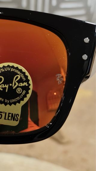 Gafas de sol Ray-Ban negras y naranjas