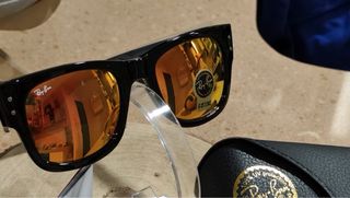 Gafas de sol Ray-Ban negras y naranjas