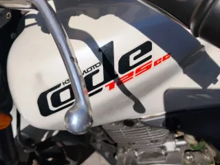 Moto Naked Gris y Blanca