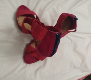 Bonitos tacones de verano rojos