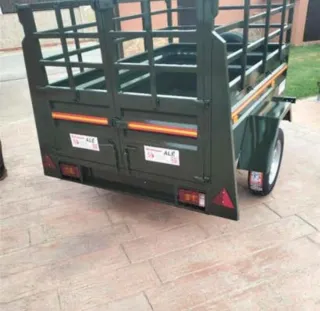 Remolque de coche verde con rueda