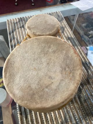 Pequeños tambores decorados