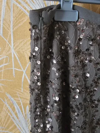 Falda gris con lentejuelas y pedrería