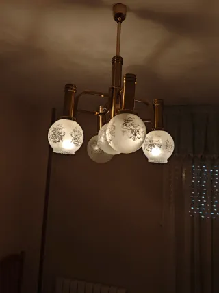 Lámpara colgante dorada con globos de cristal
