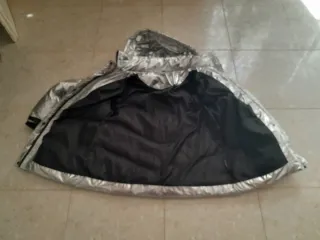 Chaquetón plateado con capucha