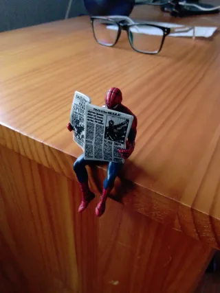 Figura Spiderman Leyendo Periódico