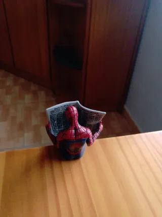 Figura Spiderman Leyendo Periódico