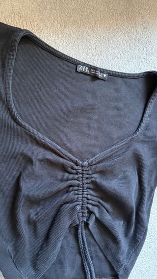 Top ZARA negro fruncido