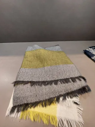 Bufandas a cuadros amarillas y azules