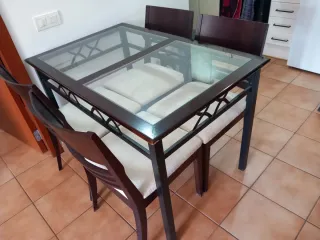 Mesa de cristal y sillas de madera