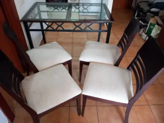 Mesa de cristal y sillas de madera