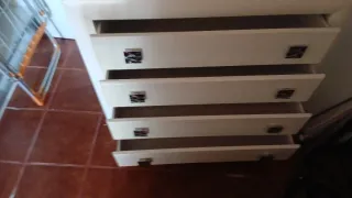 Cómoda blanca y plateada