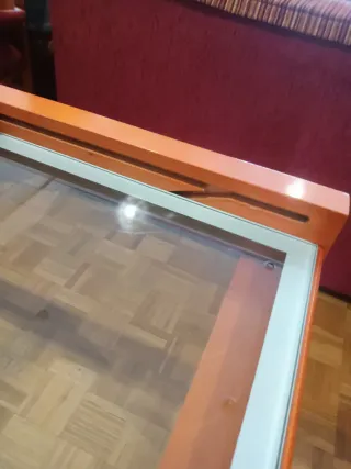 MESA SE SALON COMEDOR. ES DE MADERA Y CRISTAL.