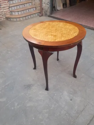 Mesa redonda antigua de madera