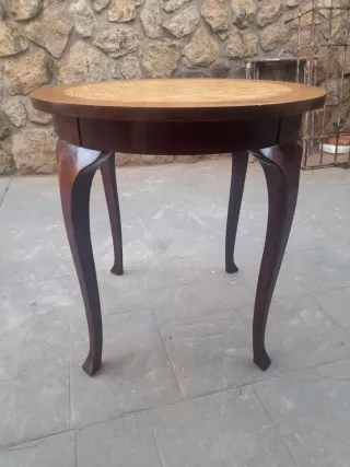 Mesa redonda antigua de madera