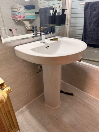 Lavabo con pie de porcelana