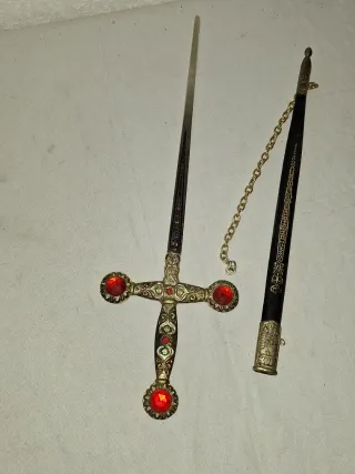 Espada decorativa con cadena y funda