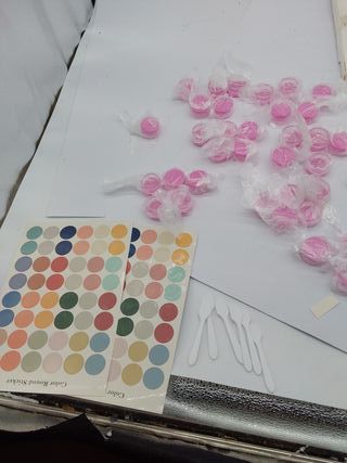 Flintronic 64 Piezas Envase Contenedores de Plástico, Tarro Vacío Crema de Viaje, 5g/5ml, con Pegatina y 6PCS Cuchara Pequeña, P