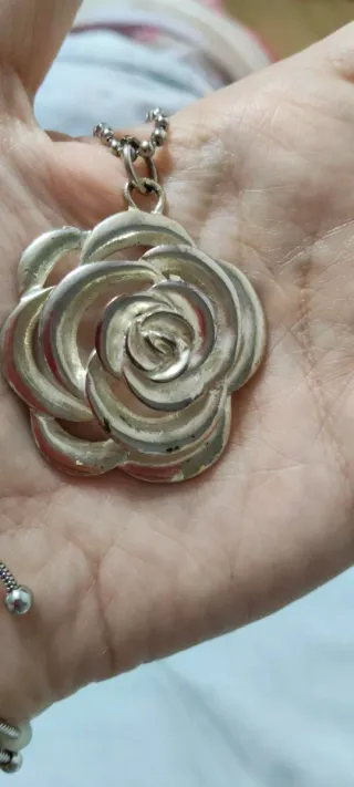 Colgante flor plateado. ENVÍO POR INPO