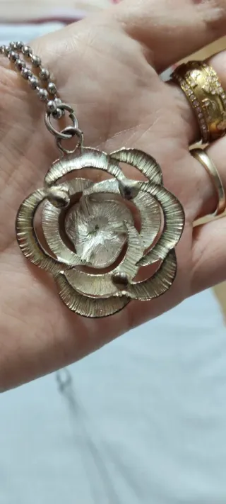 Colgante flor plateado. ENVÍO POR INPO