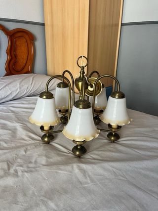 Lámpara de techo dorada y blanca