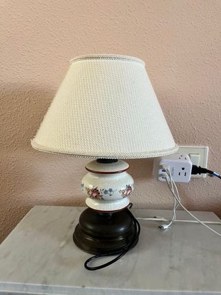 Lámpara de techo dorada y blanca