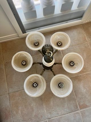 Lámpara de techo dorada y blanca