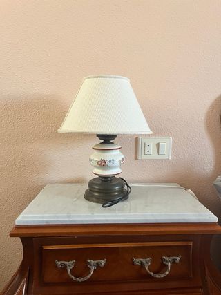 Lámpara de techo dorada y blanca