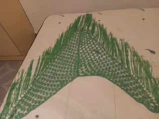 Chal verde con flecos con hilo de ceda