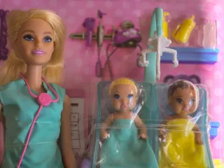 Barbie Pediatra con Bebés y Accesorios