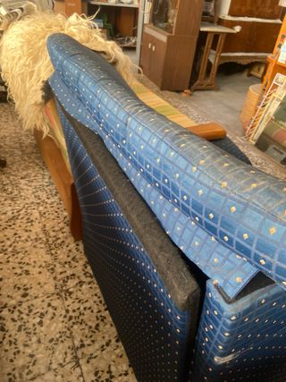 Sillón azul con estampado de puntos