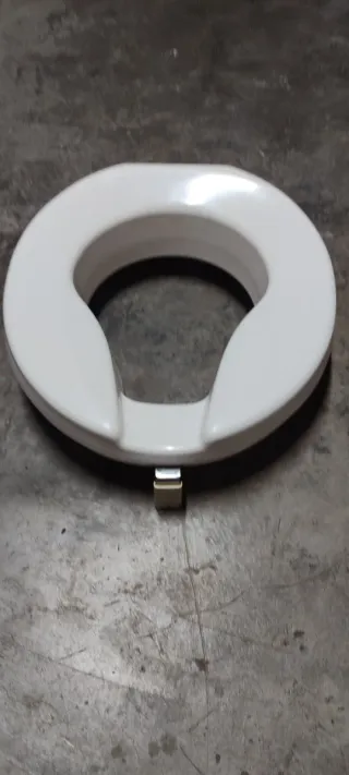 Alzador de váter blanco