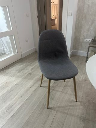 Mesa comedor blanca y 6 sillas grises