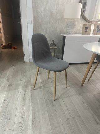 Mesa comedor blanca y 6 sillas grises