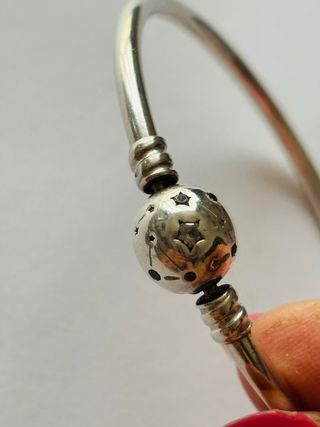 Pulsera Rígida Pandora Essence Plata