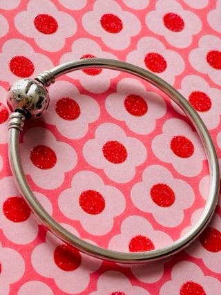 Pulsera Rígida Pandora Essence Plata