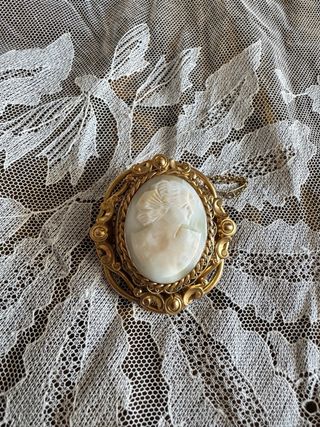 Broche Isabelino