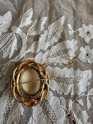 Broche Isabelino