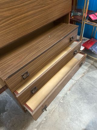 Estantería de madera y metal