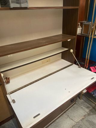 Estantería de madera y metal