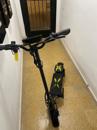 Patinete Eléctrico Negro y Amarillo