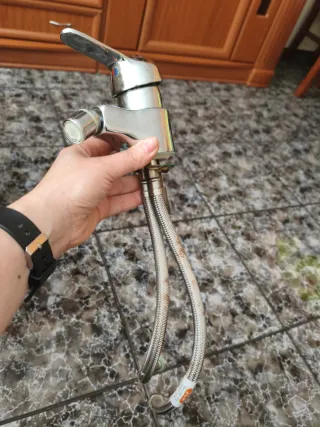 Grifo de bidé con latiguillos