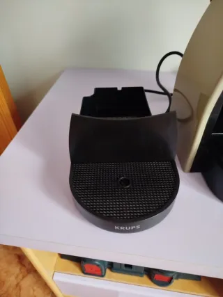 Cafetera Krups Nespresso Beige y Negra