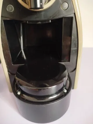 Cafetera Krups Nespresso Beige y Negra