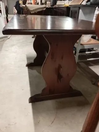 Tavolo in legno con sedie