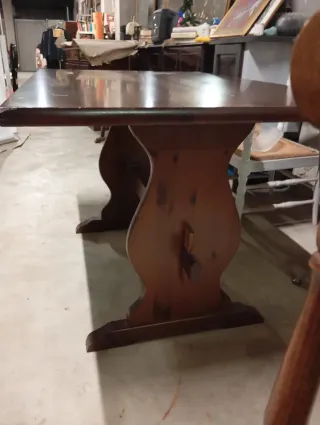 Tavolo in legno con sedie