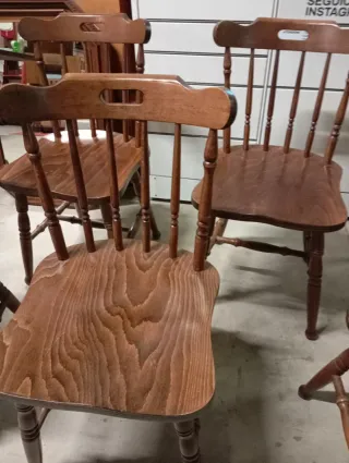 Tavolo in legno con sedie