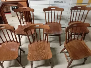 Tavolo in legno con sedie