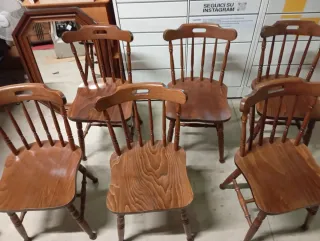 Tavolo in legno con sedie